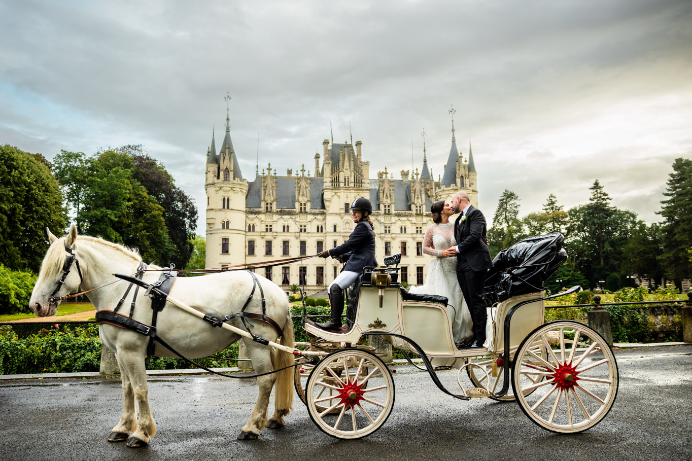 kiss on the carriage chateau challain france